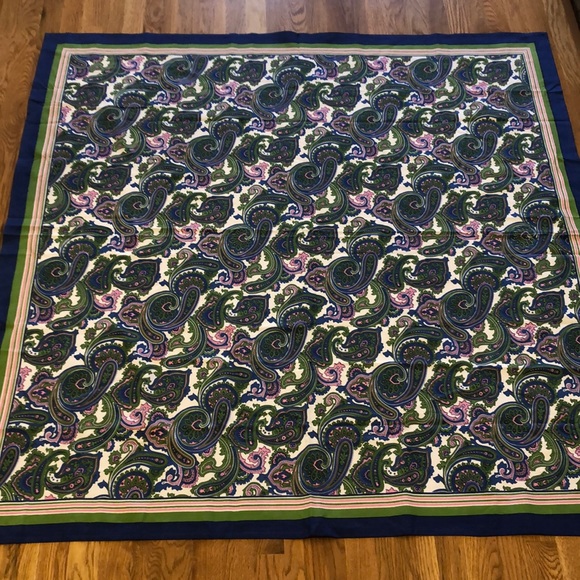 Pomegranate Paisley Square Tablecloth with Four Matching Napkins - Picture 2 of 8